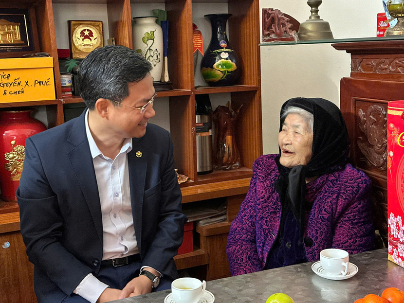 Phó Chủ tịch UBND TP Hà Nội Hà Minh Hải trò chuyện với Mẹ Việt Nam anh hùng Nguyễn Thị Điểm