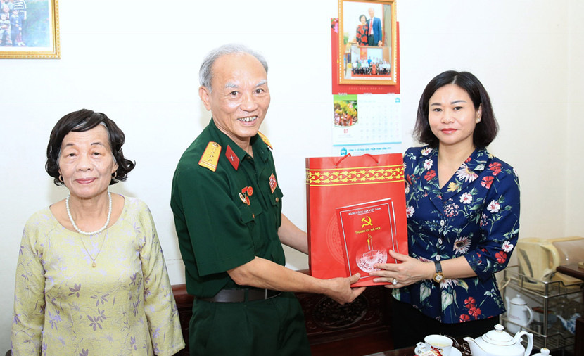 Phó Bí thư Thường trực Thành ủy Hà Nội Nguyễn Thị Tuyến trao quà tặng gia đình người có công