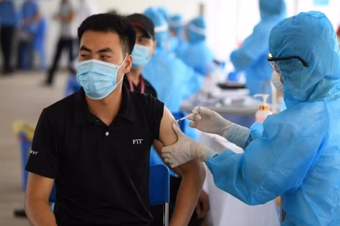 Nhân viên y tế tiêm vaccine phòng Covid-19 cho người lao động
