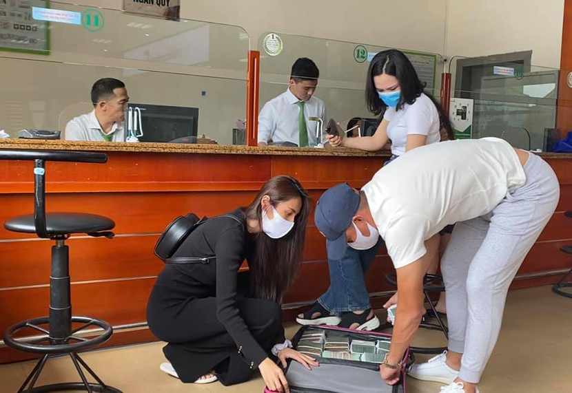 Thủy Tiên và Công Vinh rút nguyên một vali tiền tại ngân hàng để chuẩn bị đi cứu trợ