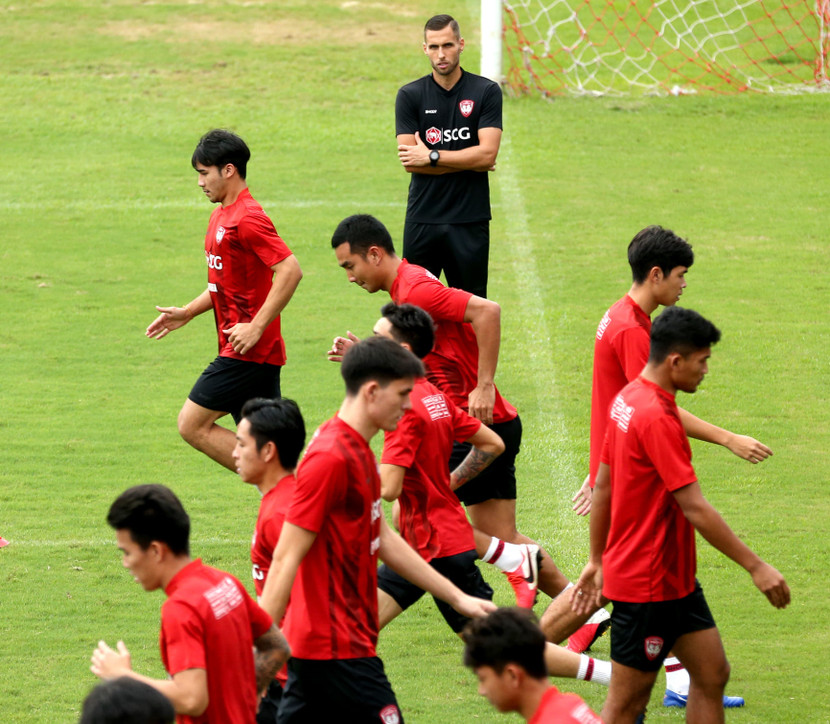 HLV trẻ Mario Gjurovski (áo đen) HLV trẻ Mario Gjurovski (áo đen)