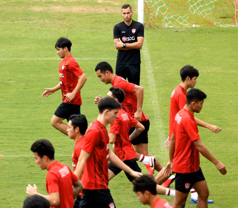 HLV trẻ Mario Gjurovski (áo đen)