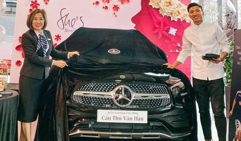 Đoàn Văn Hậu trong lễ nhận xe mới