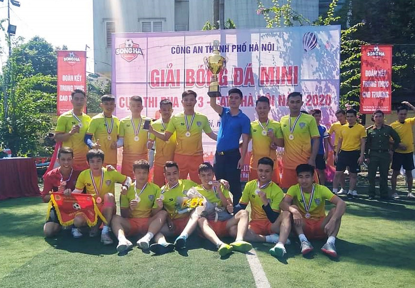 Đội Trung đoàn CSCĐ nâng cúp vô địch giải