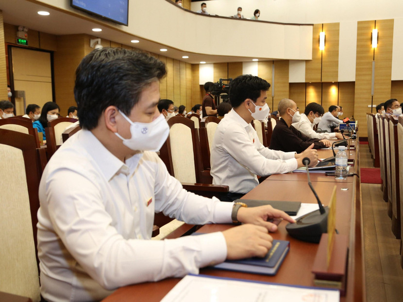 Các đại biểu biểu quyết thông qua các nghị quyết tại kỳ họp