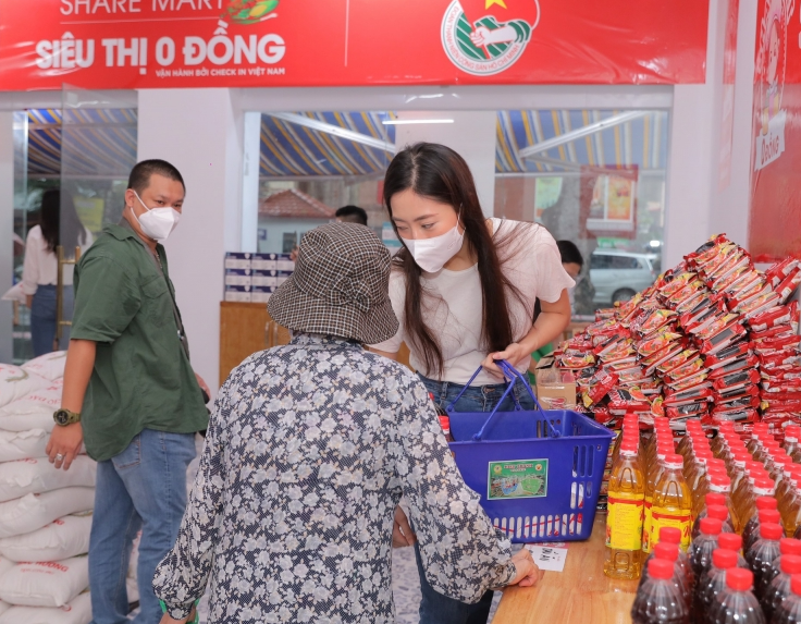 Hoa hậu Lương Thùy Linh hỗ trợ người dân lựa chọn lương thực, thực phẩm tại siêu thị 0 đồng