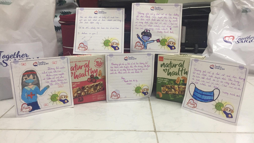 Nhiều người đã tự tay làm những tấm thiệp bày tỏ lòng ngưỡng mộ và biết ơn tới các chiến sỹ áo trắng Nhiều người đã tự tay làm những tấm thiệp bày tỏ lòng ngưỡng mộ và biết ơn tới các chiến sỹ áo trắng