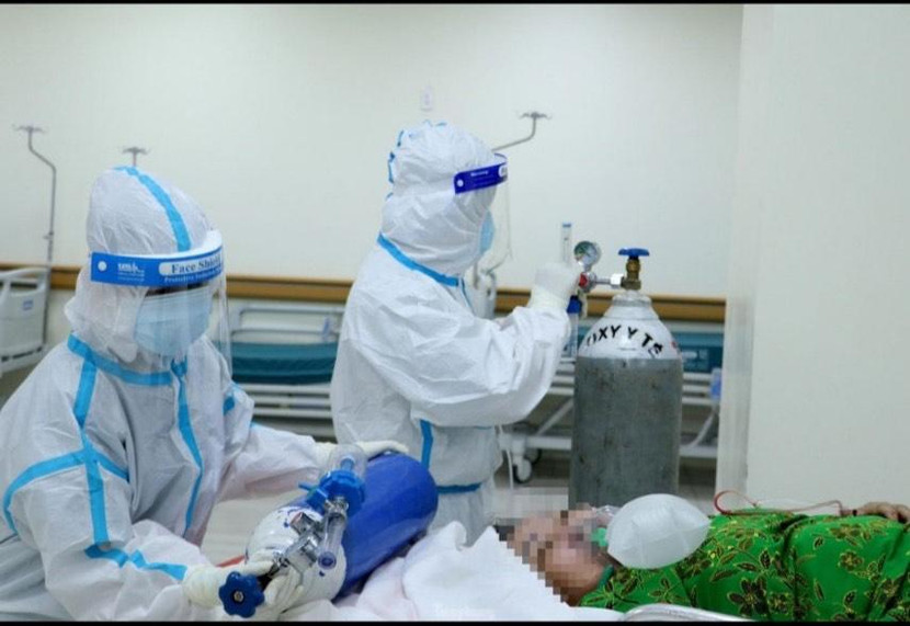 Một bệnh nhân F0 nguy kịch đang được các bác sỹ nhanh chóng cấp cứu Một bệnh nhân F0 nguy kịch đang được các bác sỹ nhanh chóng cấp cứu