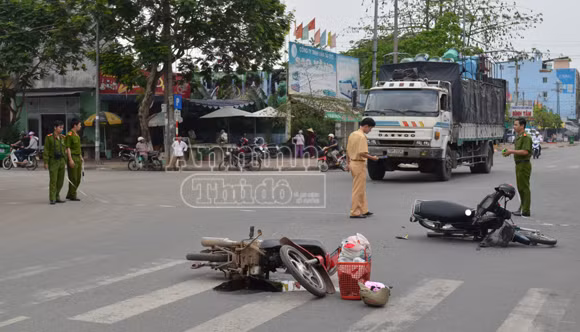 Qua đường bất cẩn, 2 người bị thương nặng ảnh 1