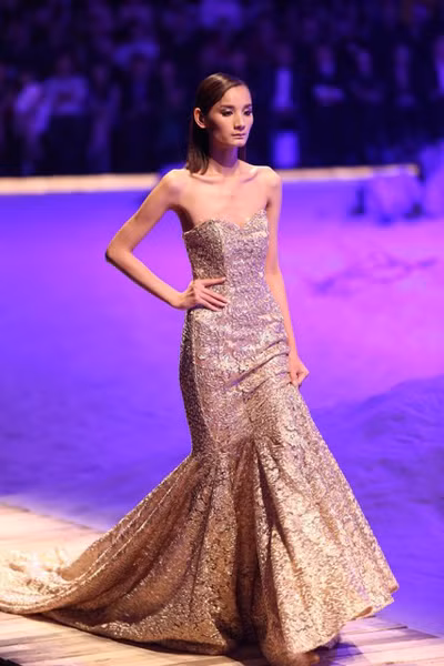 Xuân Lan bế con gái đi catwalk, Lê Thúy ngất xỉu trên sàn diễn ảnh 5