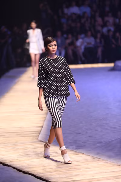 Xuân Lan bế con gái đi catwalk, Lê Thúy ngất xỉu trên sàn diễn ảnh 11