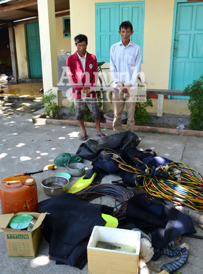 Bắt 2 đối tượng dùng hóa chất đánh bắt hải sản ảnh 1