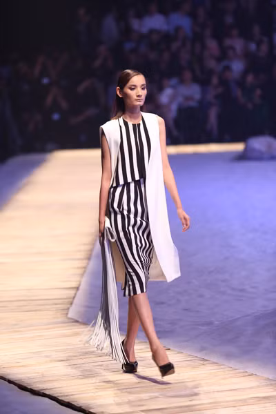 Xuân Lan bế con gái đi catwalk, Lê Thúy ngất xỉu trên sàn diễn ảnh 12
