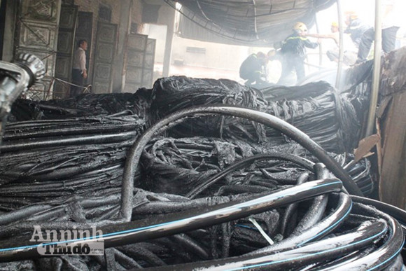 Kho vật tư nhà máy nước Hà Tĩnh cháy dữ dội ảnh 2