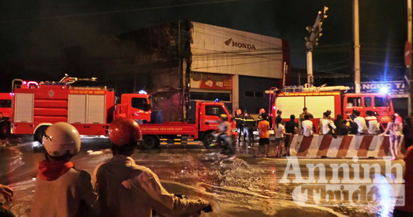 Cháy lớn đại lý Honda, hàng trăm xe máy bị thiêu rụi ảnh 1 Cháy lớn đại lý Honda, hàng trăm xe máy bị thiêu rụi ảnh 1