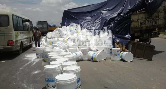 Xe tải bung thùng, hàng trăm thùng thuốc tẩy văng xuống "rửa" đường ảnh 2 Xe tải bung thùng, hàng trăm thùng thuốc tẩy văng xuống "rửa" đường ảnh 2