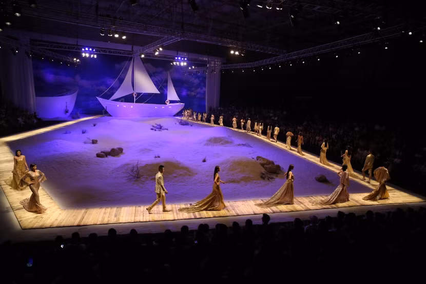 Xuân Lan bế con gái đi catwalk, Lê Thúy ngất xỉu trên sàn diễn ảnh 15