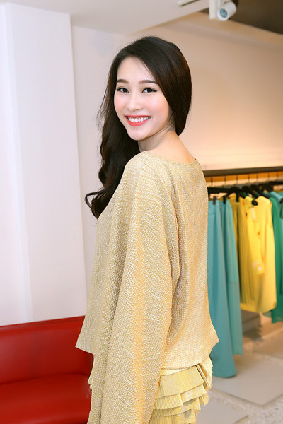 Đỗ Mạnh Cường ân cần sửa váy cho Hoa hậu Đặng Thu Thảo ảnh 4