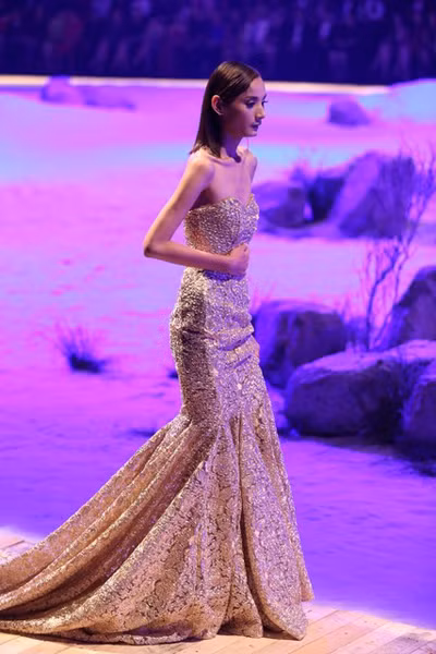 Xuân Lan bế con gái đi catwalk, Lê Thúy ngất xỉu trên sàn diễn ảnh 6