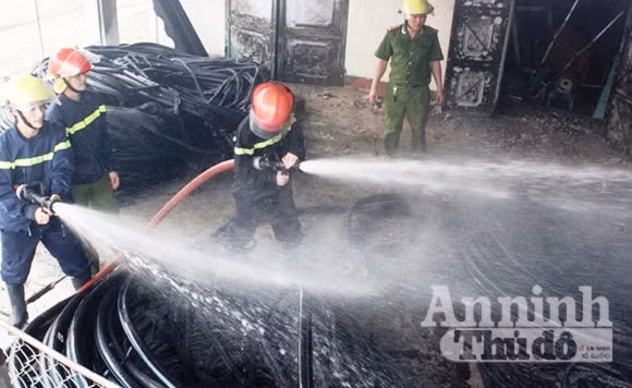 Kho vật tư nhà máy nước Hà Tĩnh cháy dữ dội ảnh 1