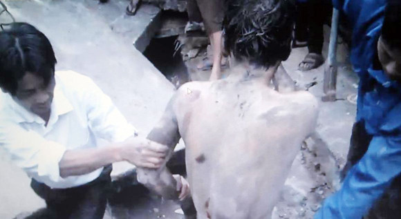 Ngáo đá, nam thanh niên chui xuống ống cống ảnh 2 Ngáo đá, nam thanh niên chui xuống ống cống ảnh 2