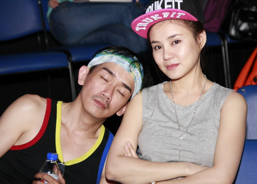 Bắt chước Thu Minh, Minh Thuận-Hoài Linh che thân bằng túi giấy ảnh 2