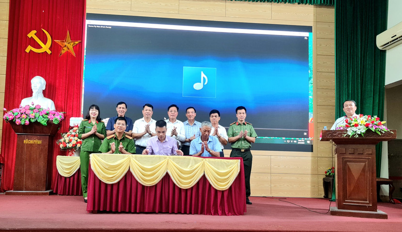 Ký cam kết thực hiện mô hình "Đoàn kết lương - giáo chung sức xây dựng nông thôn mới kiểu mẫu" Ký cam kết thực hiện mô hình "Đoàn kết lương - giáo chung sức xây dựng nông thôn mới kiểu mẫu"