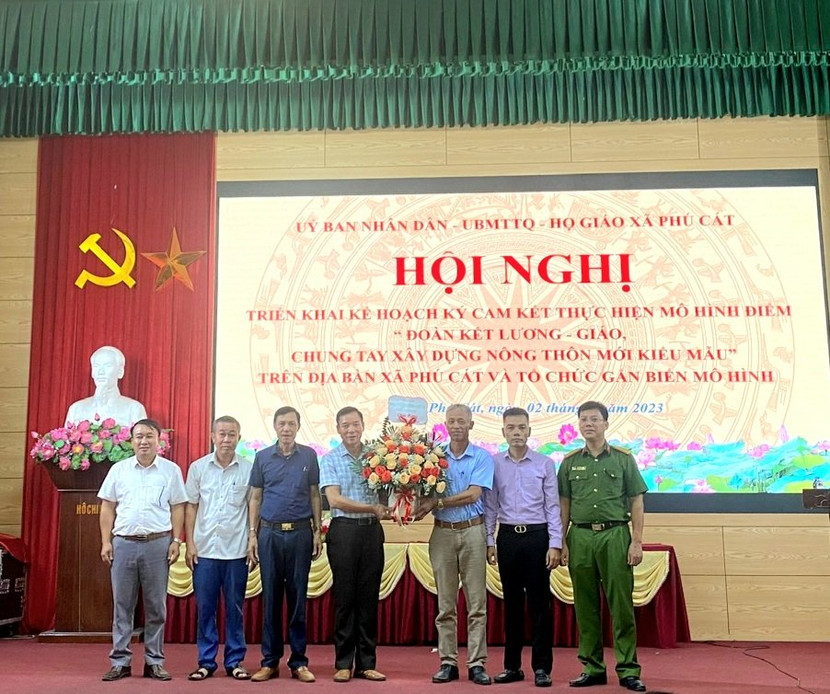 Ra mắt mô hình "Đoàn kết lương - giáo chung tay xây dựng nông thôn mới kiểu mẫu" Ra mắt mô hình "Đoàn kết lương - giáo chung tay xây dựng nông thôn mới kiểu mẫu"