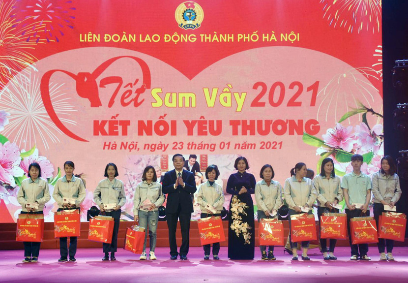 Chủ tịch UBND thành phố Chu Ngọc Anh và Phó Bí thư Thường trực Thành ủy Nguyễn Thị Tuyến trao quà Tết cho công nhân viên chức lao động dịp Tết 2021