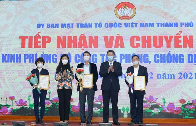 Lãnh đạo TP Hà Nội tặng hoa và giấy chứng nhận cho các đơn vị ủng hộ công tác phòng, chống dịch Covid-19. Lãnh đạo TP Hà Nội tặng hoa và giấy chứng nhận cho các đơn vị ủng hộ công tác phòng, chống dịch Covid-19.