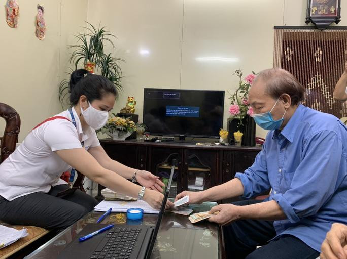 Nhân viên cơ quan bảo hiểm xã hội chi trả lương hưu tại nhà cho người thụ hưởng chính sách Nhân viên cơ quan bảo hiểm xã hội chi trả lương hưu tại nhà cho người thụ hưởng chính sách