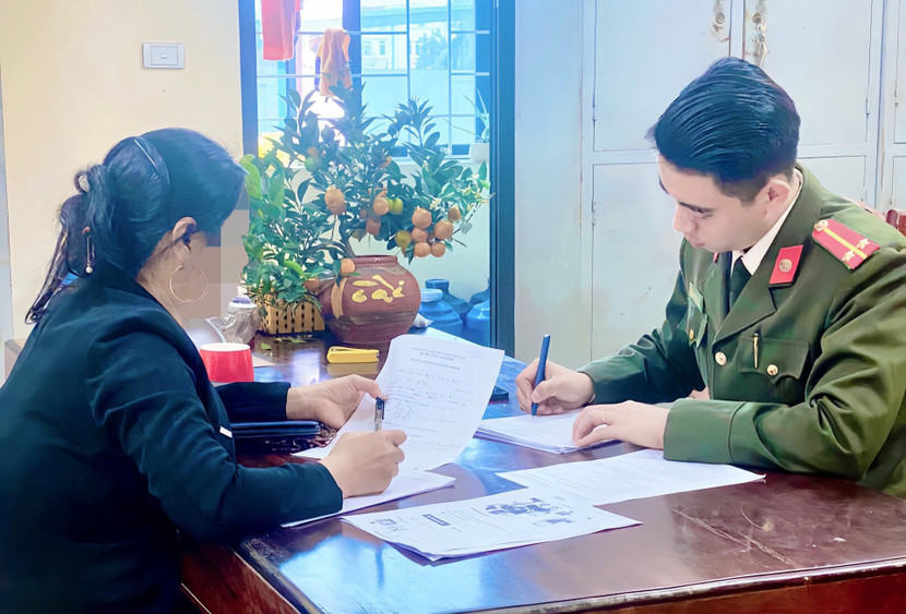 Cơ quan Công an xử phạt chị P về hành vi "báo chốt" đo nồng độ cồn Cơ quan Công an xử phạt chị P về hành vi "báo chốt" đo nồng độ cồn