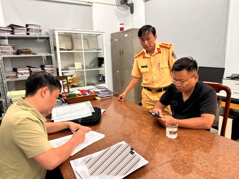 Đối tượng Nguyễn Đức Tuân (áo đen)