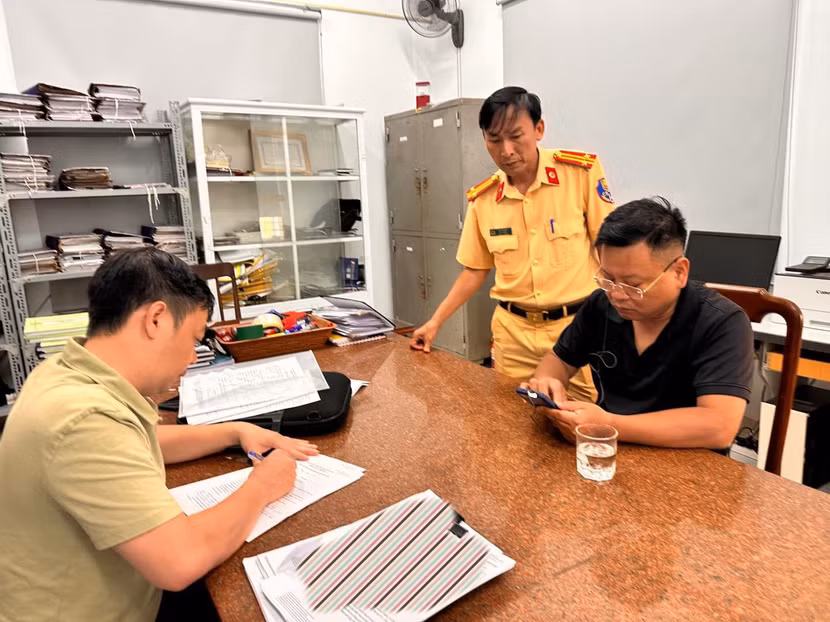 Đối tượng Nguyễn Đức Tuân (áo đen)