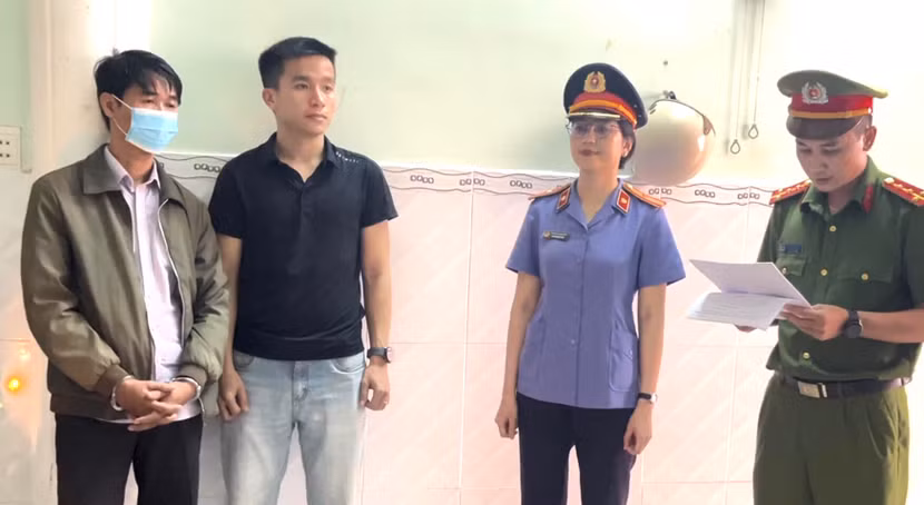 Võ Xuân Phương (đeo khẩu trang)