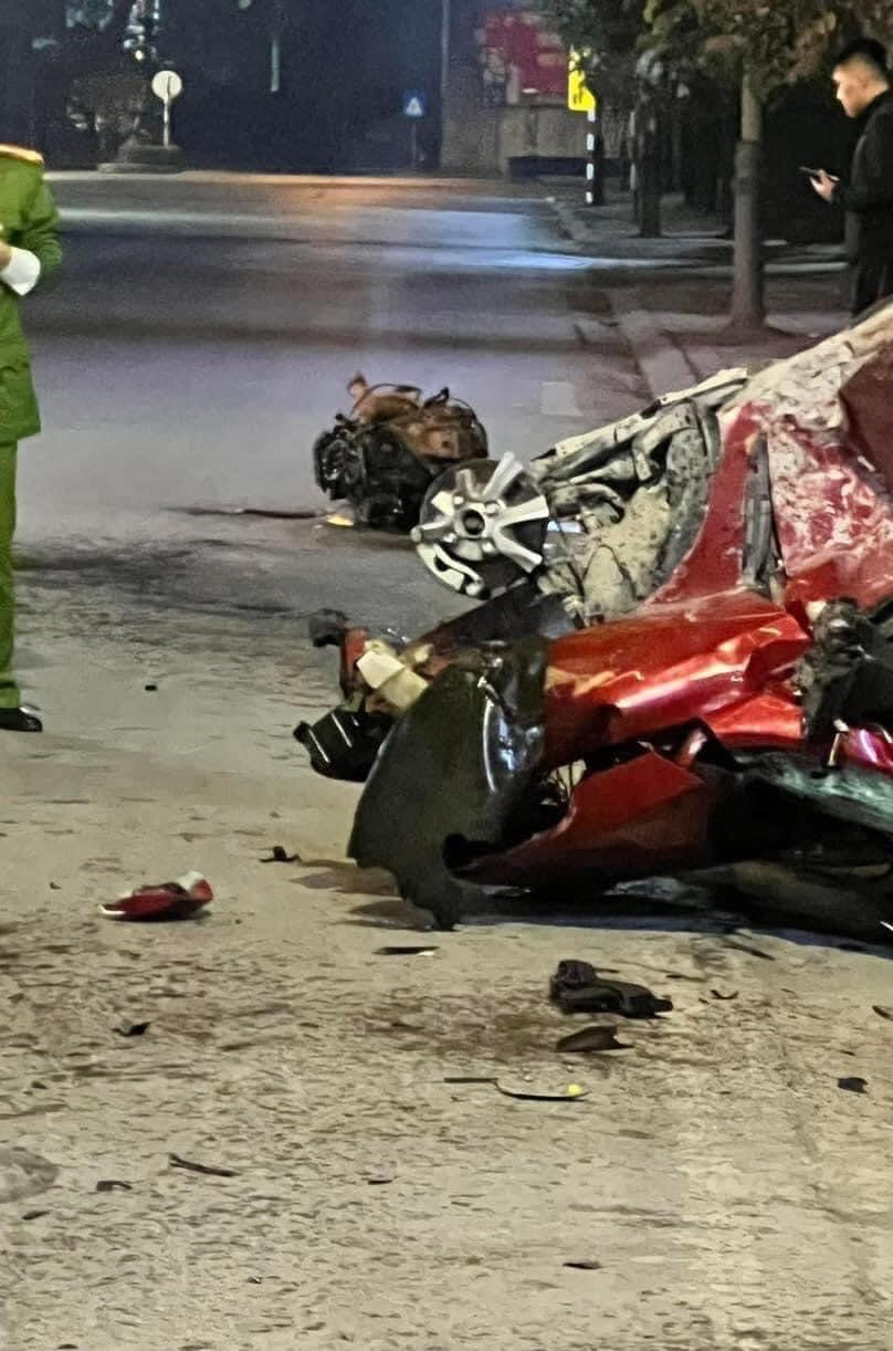 Phần đầu xe nát bét, bánh xe, các chi tiết máy văng ra ngoài.