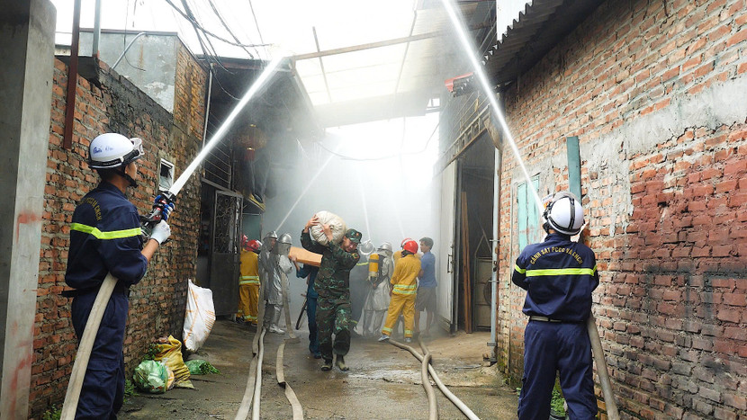 Lực lượng chức năng triển khai phương án chữa cháy và cứu nạn cứu hộ