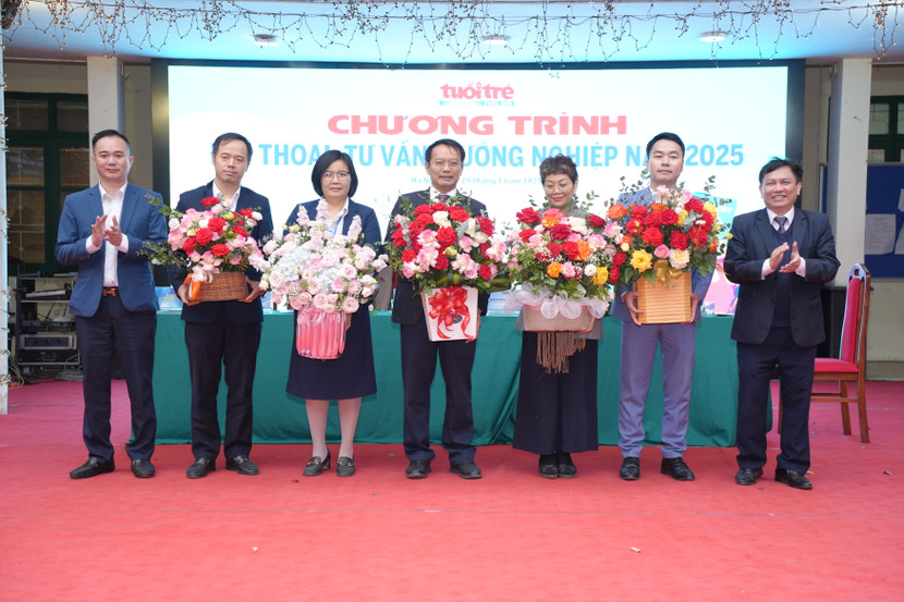 Ban tổ chức tặng hoa những chuyên gia tham gia chương trình