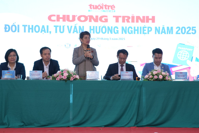 Các chuyên gia giải đáp những vấn đề các em học sinh Trung học phổ thông quan tâm