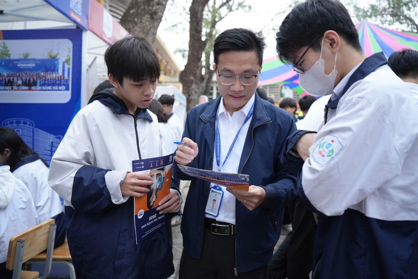 Các gian tư vấn của các trường đại học, cao đẳng đều rất đông học sinh đến tham khảo chương trình học tập, cơ hội việc làm.