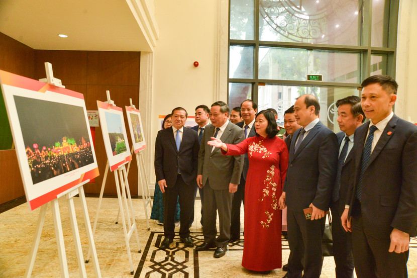 Bí thư Thành ủy Hà Nội Bùi Thị Minh Hoài tham quan triển lãm