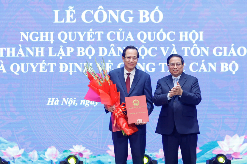 Thủ tướng Phạm Minh Chính trao Quyết định bổ nhiệm Bộ trưởng Bộ Dân tộc và Tôn giáo đối với đồng chí Đào Ngọc Dung.