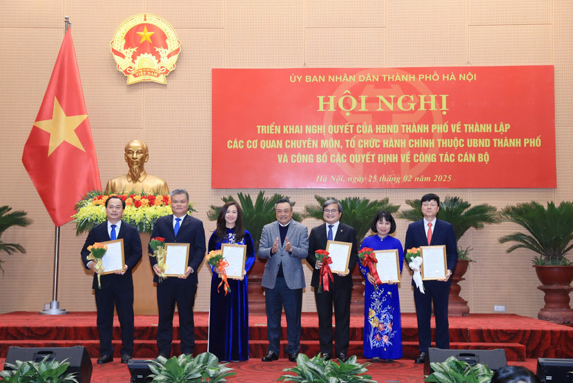 Chủ tịch UBND TP Hà Nội Trần Sỹ Thanh trao quyết định bổ nhiệm lãnh đạo Văn phòng UBND TP Hà Nội Chủ tịch UBND TP Hà Nội Trần Sỹ Thanh trao quyết định bổ nhiệm lãnh đạo Văn phòng UBND TP Hà Nội