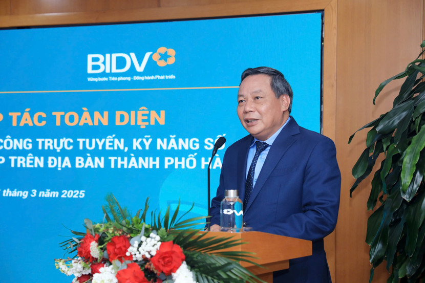 Phó Bí thư Thường trực Thành ủy Hà Nội Nguyễn Văn Phong phát biểu tại buổi lễ