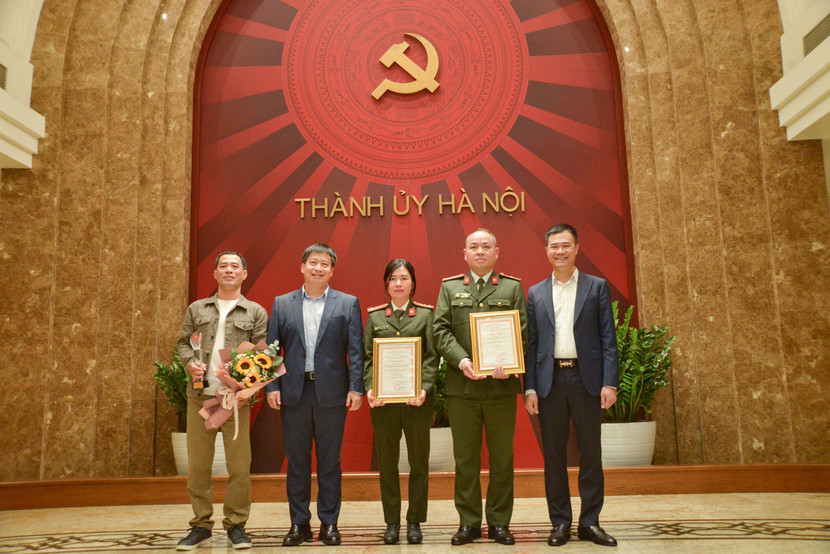 Đại tá Nguyễn Ngọc Quyền, Phó Giám đốc CATP (ngoài cùng bên phải) chụp ảnh, động viên phóng viên Chuyên đề An ninh Thủ đô đã đoạt giải Báo chí về xây dựng Đảng và hệ thống chính trị thành phố Hà Nội lần thứ VII - năm 2024.
