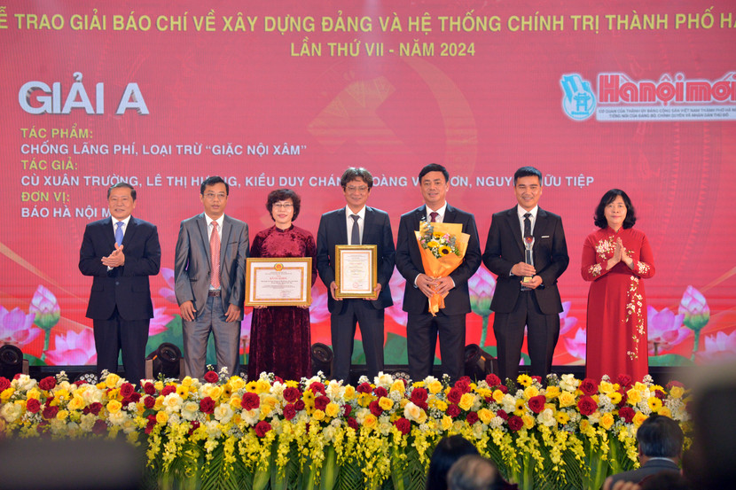 Bí thư Thành ủy Hà Nội Bùi Thị Minh Hoài và Phó Trưởng Ban Thường trực Ban Tuyên giáo và Dân vận Trung ương Lại Xuân Môn trao giải cho các tác giả đạt giải A