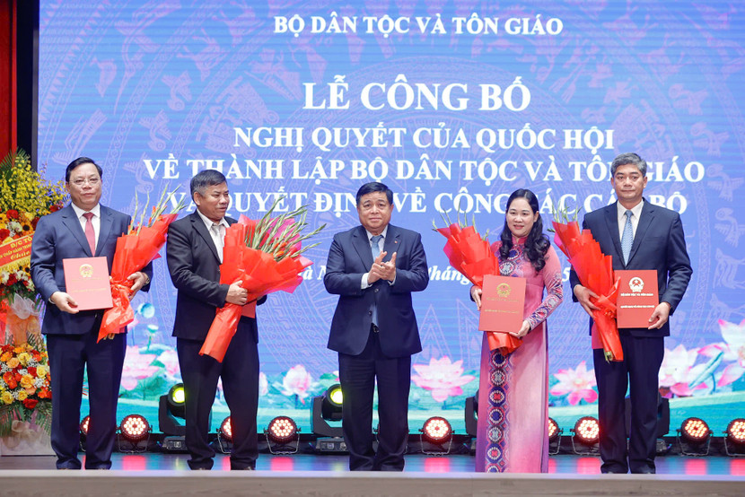 Phó Thủ tướng Nguyễn Chí Dũng trao Quyết định bổ nhiệm cho các Thứ trưởng Bộ Dân tộc và Tôn giáo.