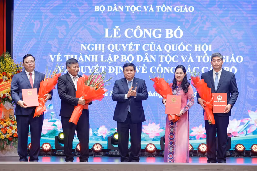 Phó Thủ tướng Nguyễn Chí Dũng trao Quyết định bổ nhiệm cho các Thứ trưởng Bộ Dân tộc và Tôn giáo.