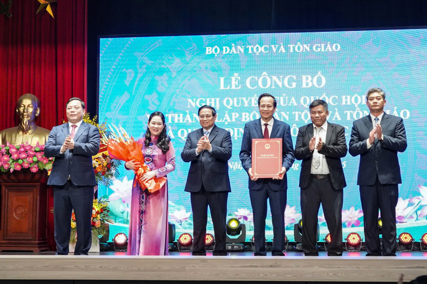 Thủ tướng Phạm Minh Chính trao Quyết định thành lập Bộ Dân tộc và Tôn giáo cho lãnh đạo Bộ