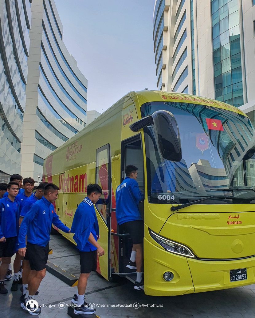 Các cầu thủ U23 Việt Nam lên chiếc xe buýt có màu độc lạ (Ảnh: VFF) Các cầu thủ U23 Việt Nam lên chiếc xe buýt có màu độc lạ (Ảnh: VFF)